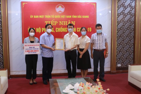 Công ty TNHH Công nghệ Lens Việt Nam ủng hộ 2 tỷ đồng Quỹ Vaccine tỉnh Bắc Giang