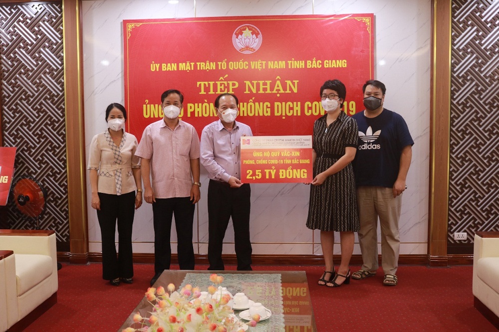Công ty TNHH CRYSTAL MARTIN Việt Nam ủng hộ 2,5 tỷ đồng  cho Quỹ Vaccine Covid - 19 tỉnh Bắc Giang