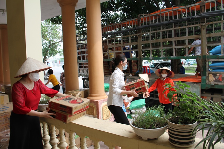 MTTQ và các đoàn thể huyện Việt Yên ủng hộ các địa phương phòng, chống dịch