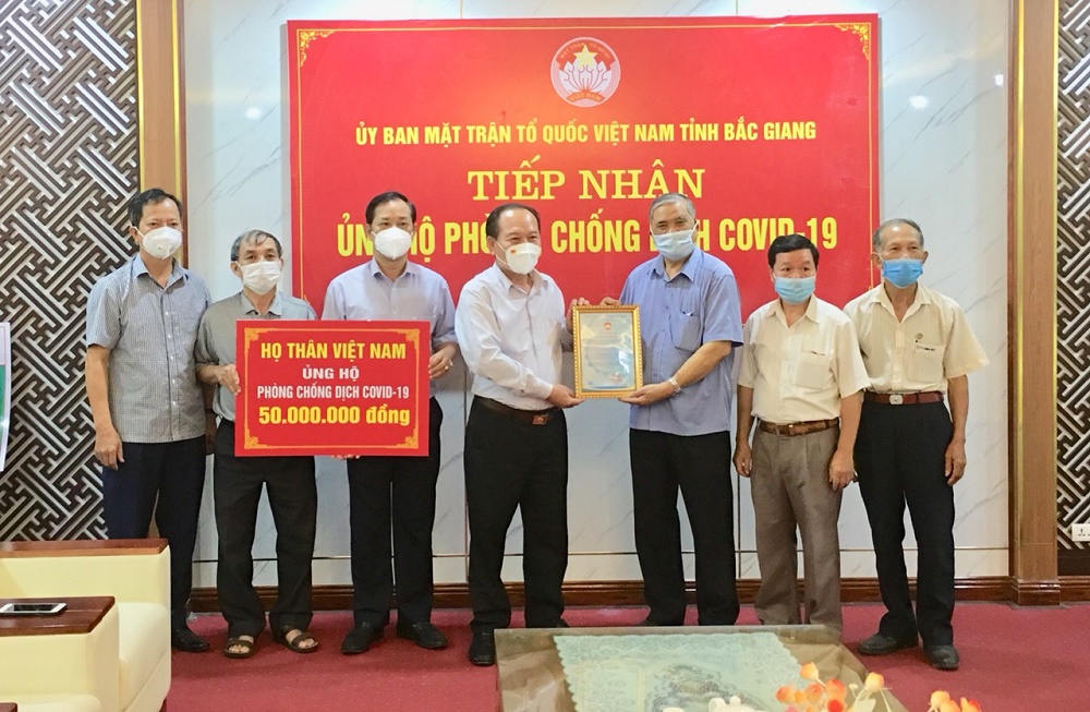 Hội đồng họ Thân Việt Nam ủng hộ  công tác phòng, chống dịch covid-19 của tỉnh Bắc Giang