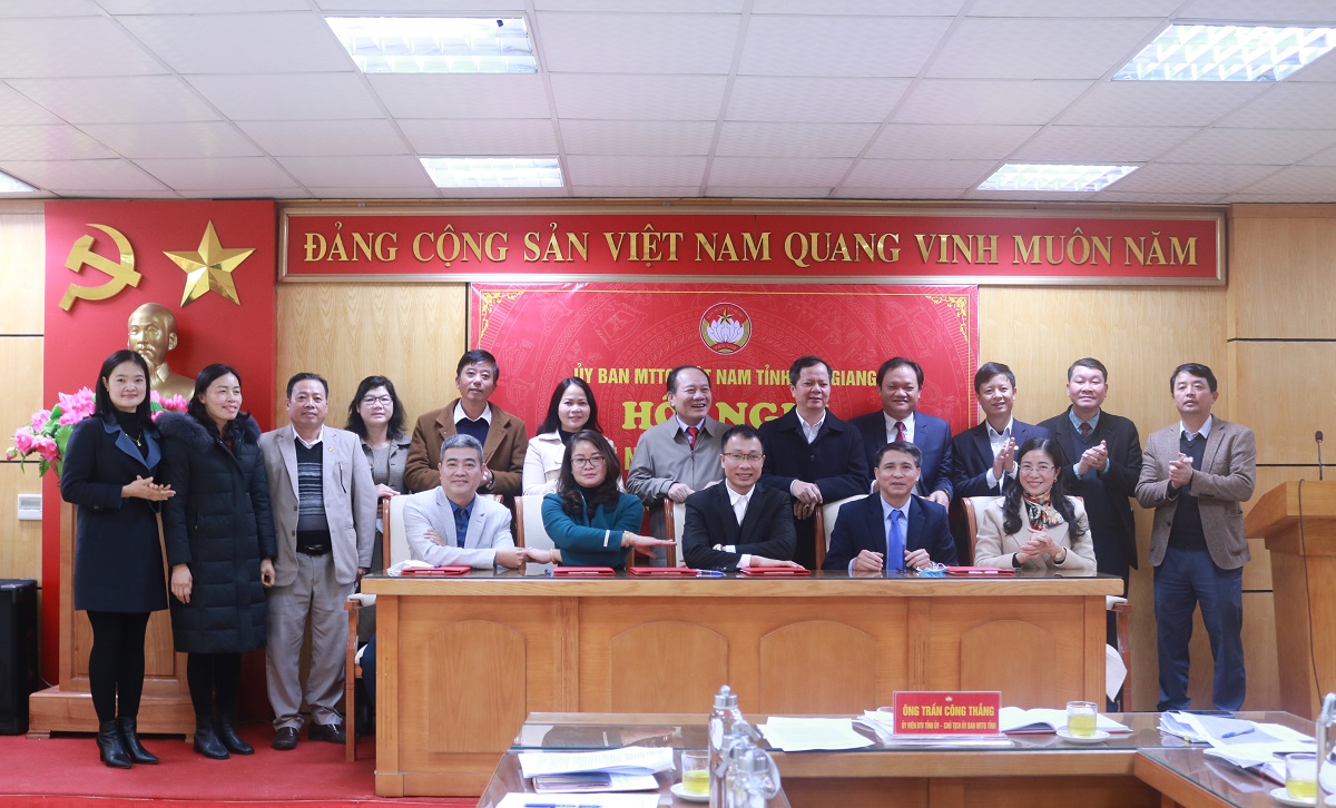 Ủy ban MTTQ tỉnh Bắc Giang triển khai nhiệm vụ trọng tâm công tác Mặt trận và ký giao ước thi đua...