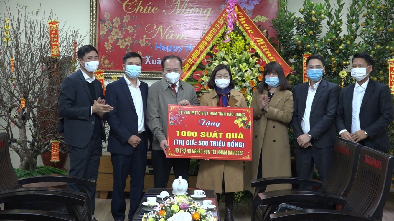 Lục Nam, tiếp nhận quà “Tết vì người nghèo” Nhâm Dần 2022