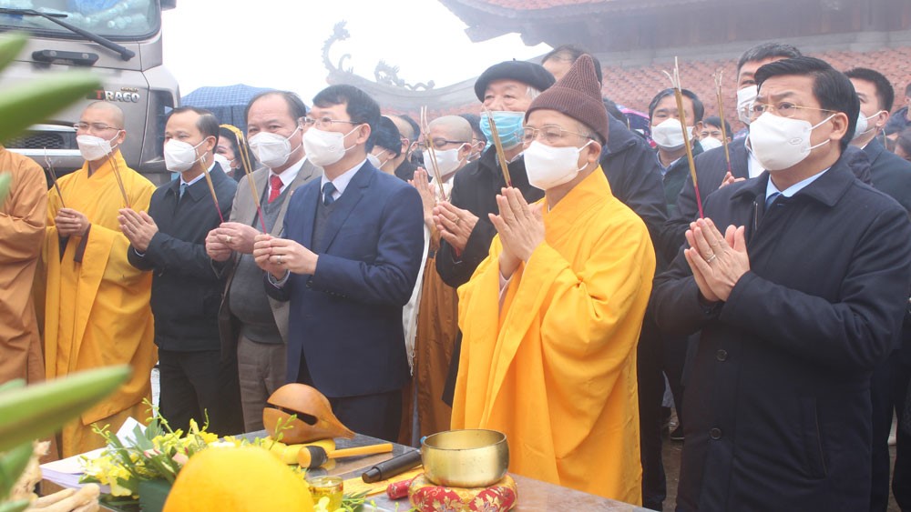 Chủ tịch Ủy ban  MTTQ tỉnh Trần Công Thắng dự Lễ Thượng lương  nhà Tổ, chùa Hạ tại Khu du lịch...