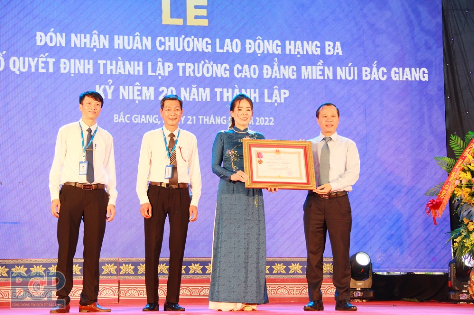 Ceremony to receive the Third-class Labor Medal and announce the decision to establish Bac Giang...