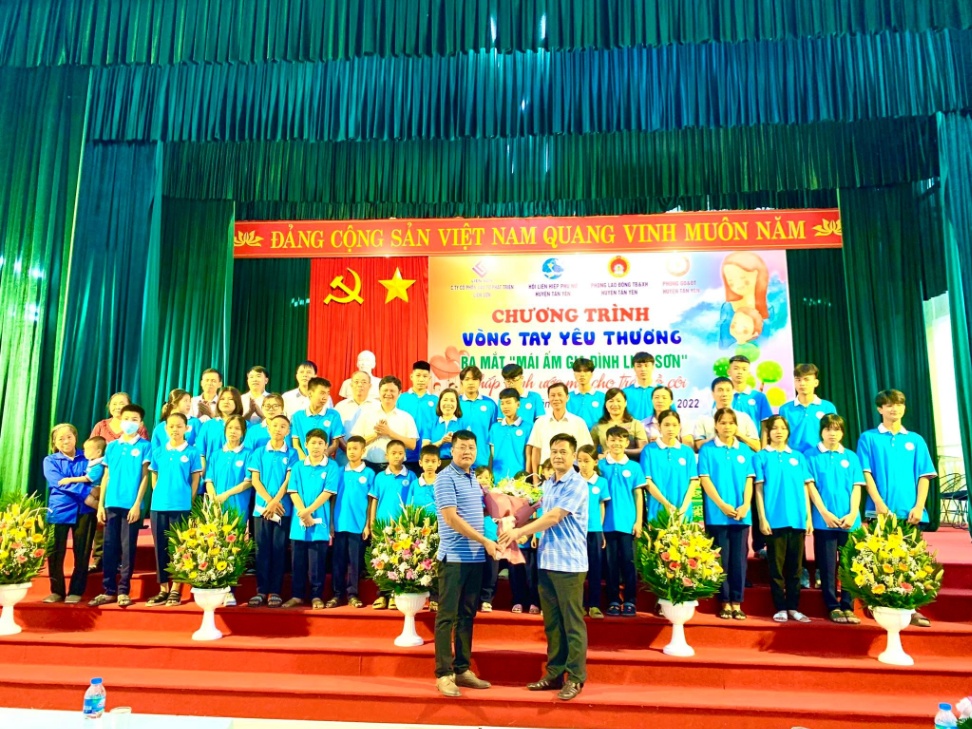Hội LHPN huyện Tân Yên với chương trình “Vòng tay yêu thương”