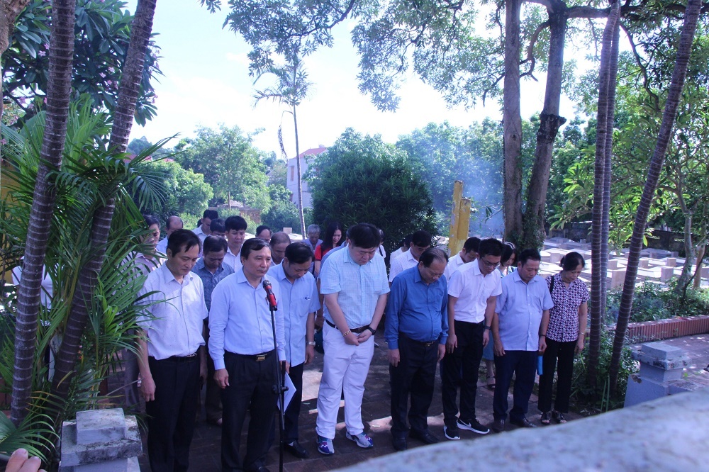 Viếng nghĩa trang liệt sĩ quân tình nguyện Trung Quốc và trao tiền hỗ trợ xây dựng nhà đại đoàn...