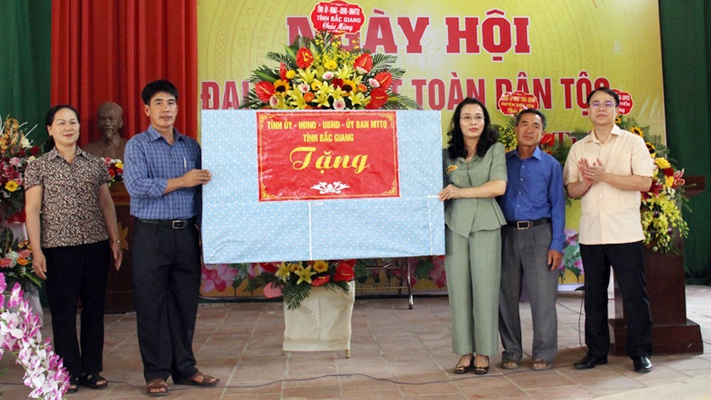 Chủ nhiệm Uỷ ban Kiểm tra Tỉnh uỷ Nguyễn Thị Hương dự Ngày hội Đại đoàn kết tại Việt Yên