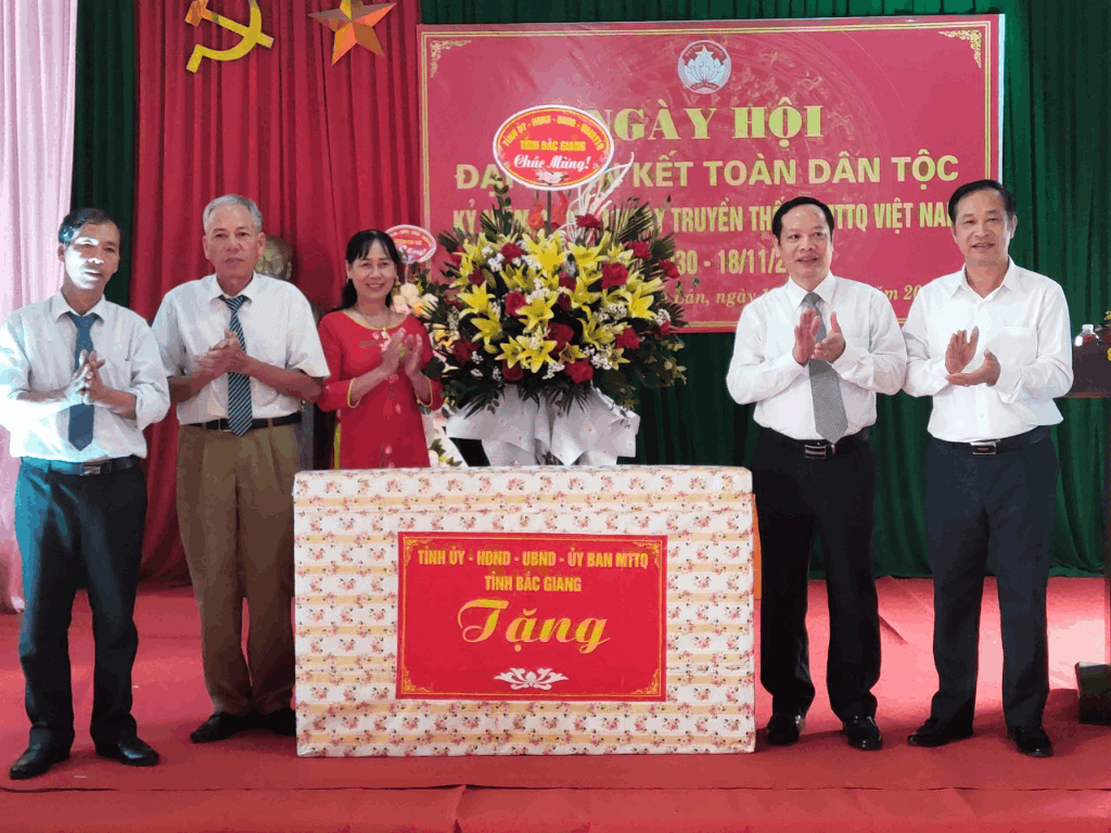 Phó Chủ tịch HĐND tỉnh dự Ngày hội Đại đoàn kết toàn dân tộc tại Yên Thế