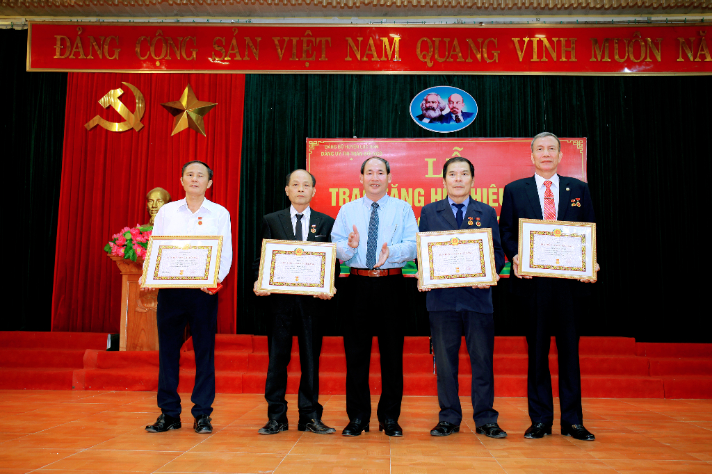 Lễ trao tặng Huy hiệu Đảng|https://www.bacgiang.gov.vn/web/ubnd-thi-tran-doi-ngo/chi-tiet-tin-tuc/-/asset_publisher/M0UUAFstbTMq/content/le-trao-tang-huy-hieu-ang