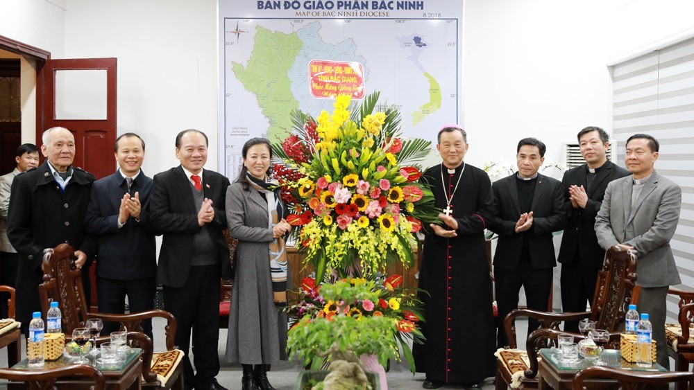 Lãnh đạo tỉnh Bắc Giang thăm, chúc mừng Tòa giám mục Bắc Ninh và Giáo xứ Bắc Giang nhân lễ Giáng...