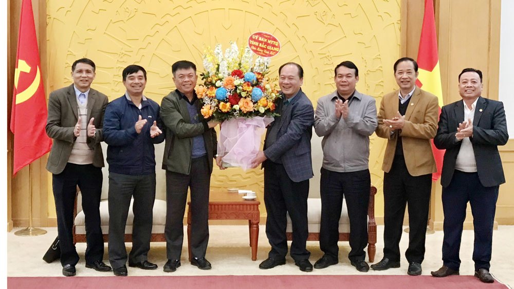 Chủ tịch Ủy ban MTTQ tỉnh Trần Công Thắng trao quà Tết  cho người nghèo huyện Lạng Giang
