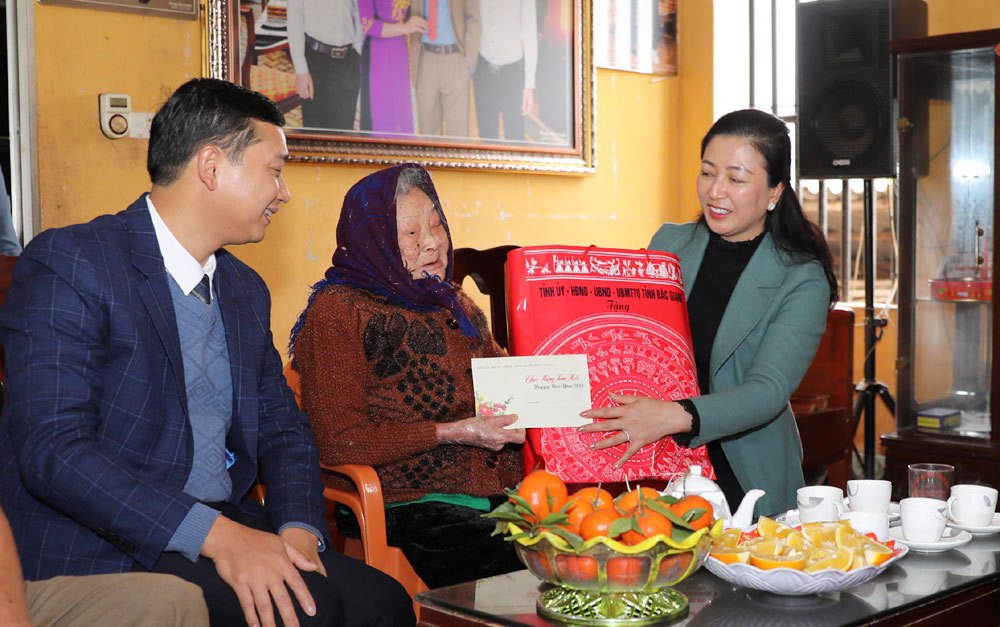 Phó Bí thư Thường trực Tỉnh ủy Lê Thị Thu Hồng  tặng quà Tết cho người có công và hộ nghèo tại...