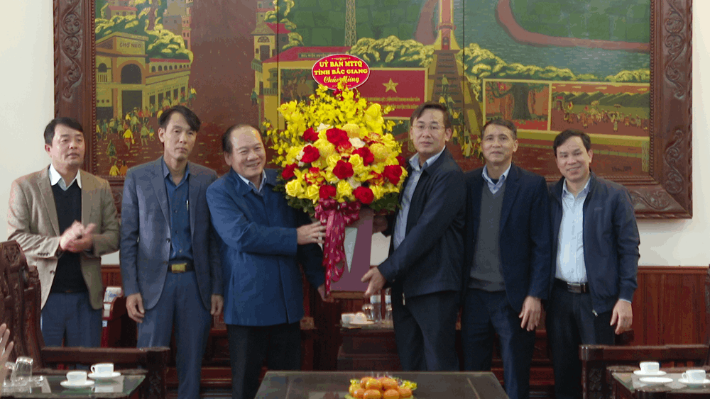 Chủ tịch Ủy ban MTTQ tỉnh Trần Công Thắng  trao quà Tết cho hộ nghèo huyện Yên Dũng