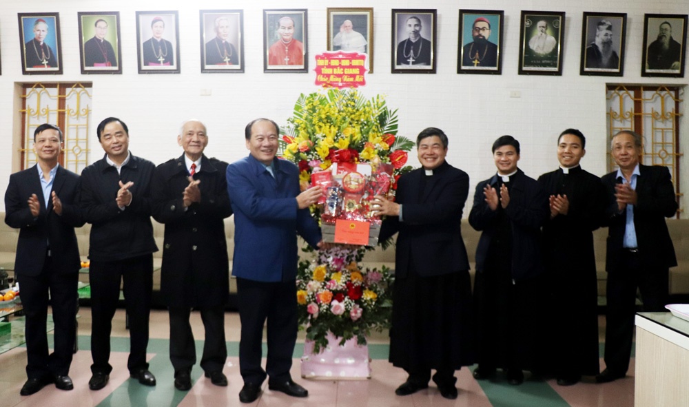 Đồng chí Trần Công Thắng Chủ tịch Ủy ban MTTQ tỉnh  chúc Tết Giáo xứ Bắc Giang