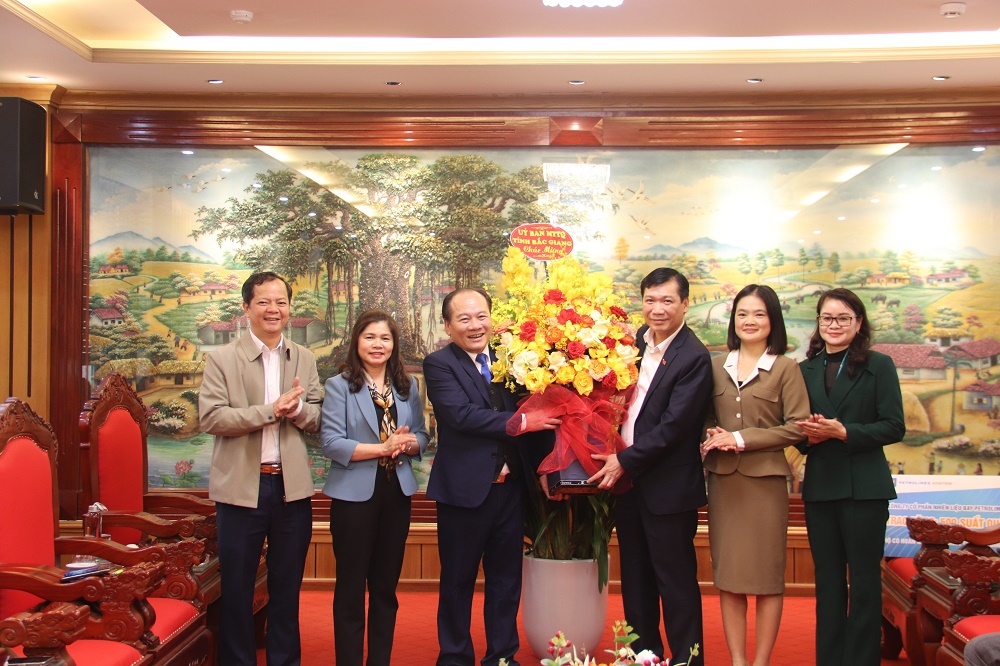 Chủ tịch Ủy ban MTTQ tỉnh Trần Công Thắng  thăm chúc Tết và tặng qùa cho hộ nghèo huyện Hiệp Hòa