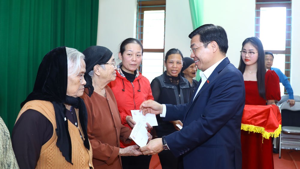 Bí thư Tỉnh ủy Dương Văn Thái thăm, tặng quà Tết cho hộ nghèo tại huyện Yên Thế và Tân Yên
