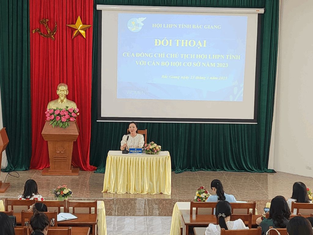 Đồng chí Chủ tịch Hội LHPN tỉnh Bắc Giang đối thoại với cán bộ Hội cơ sở năm 2023