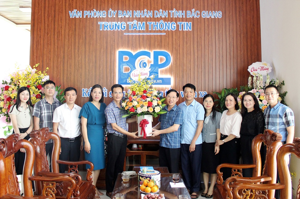 Các đồng chí lãnh đạo UBND tỉnh Bắc Giang chúc mừng Trung tâm Thông tin nhân Ngày Báo chí cách mạng Việt Nam