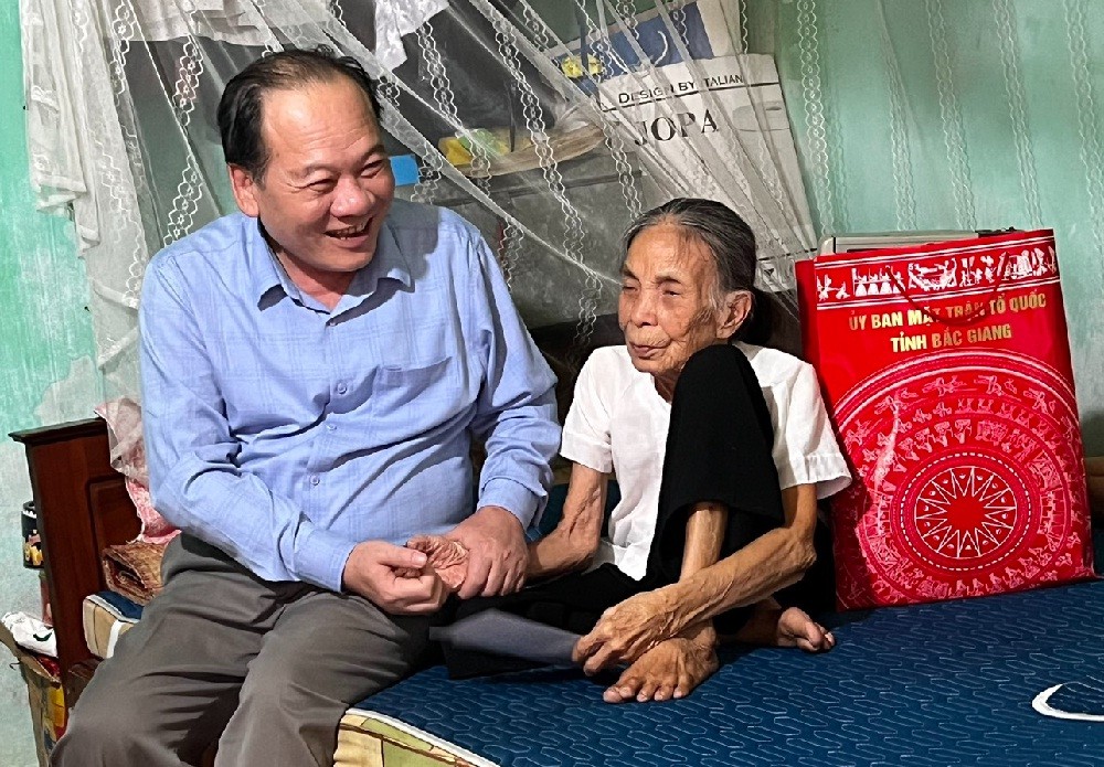 Đồng chí Trần Công Thắng thăm, chúc sức khoẻ Mẹ Việt Nam Anh hùng Tăng Thị Khí