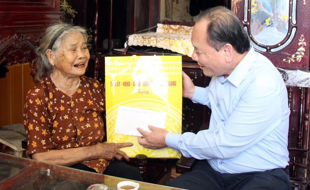 Chủ tịch Ủy ban MTTQ tỉnh Trần Công Thắng  thăm tặng quà người có công huyện Lục Ngạn