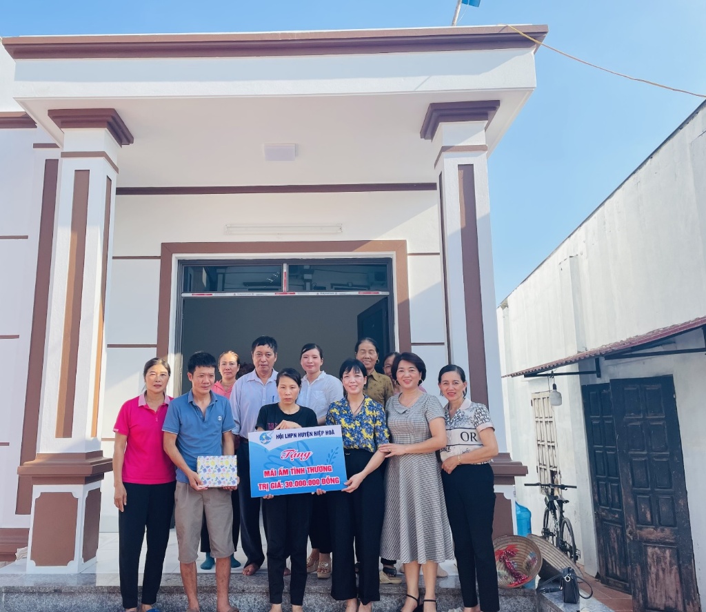 Hội LHPN huyện Hiệp Hoà trao nhà Mái ấm tình thương  cho hội viên phụ nữ nghèo