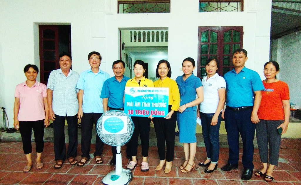 Hội LHPN huyện Tân Yên hỗ trợ 120 triệu đồng để trao 04 nhà  Mái ấm tình thương cho hội viên phụ...
