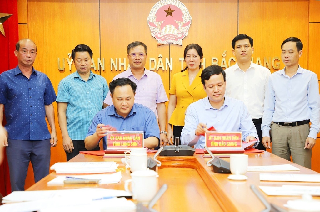 Hai tỉnh Bắc Giang - Lạng Sơn ký kết quy chế phối hợp trong công tác quản lý bảo vệ kết cấu hạ tầng giao thông