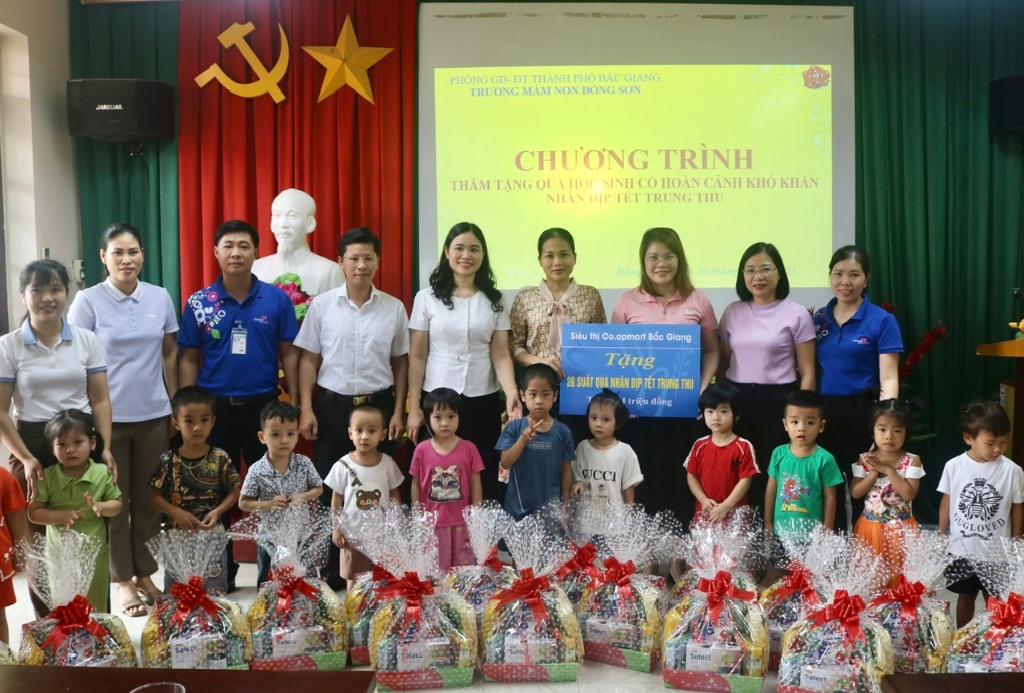Hội LHPN tỉnh Bắc Giang phối hợp thăm, tặng quà cho 20 học sinh  có hoàn cảnh khó khăn nhân dịp...