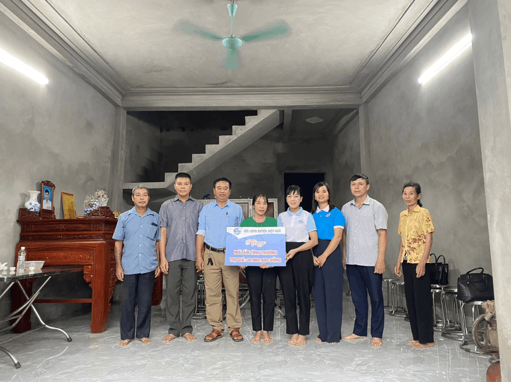 Hội LHPN huyện Hiệp Hòa trao nhà "Mái ấm tình thương" cho hội viên Phụ nữ nghèo ở xã Mai Trung