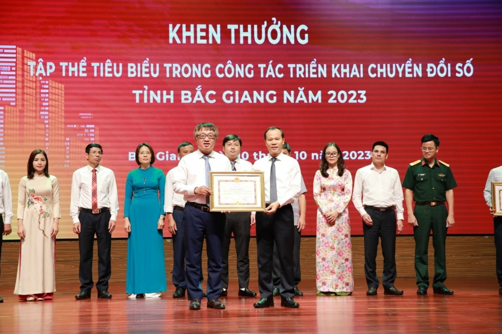 Vietcombank Bắc Giang nhận Bằng khen của Chủ tịch UBND tỉnh Bắc Giang