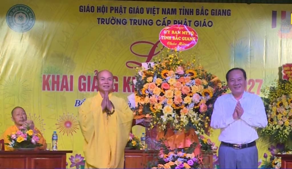 Chủ tịch Ủy ban MTTQ tỉnh Trần Công Thắng dự Lễ khai giảng năm học mới tại Trường Trung cấp Phật...