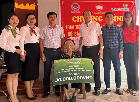 Vietcombank Bắc Giang tài trợ làm nhà tình nghĩa cho hộ nghèo
