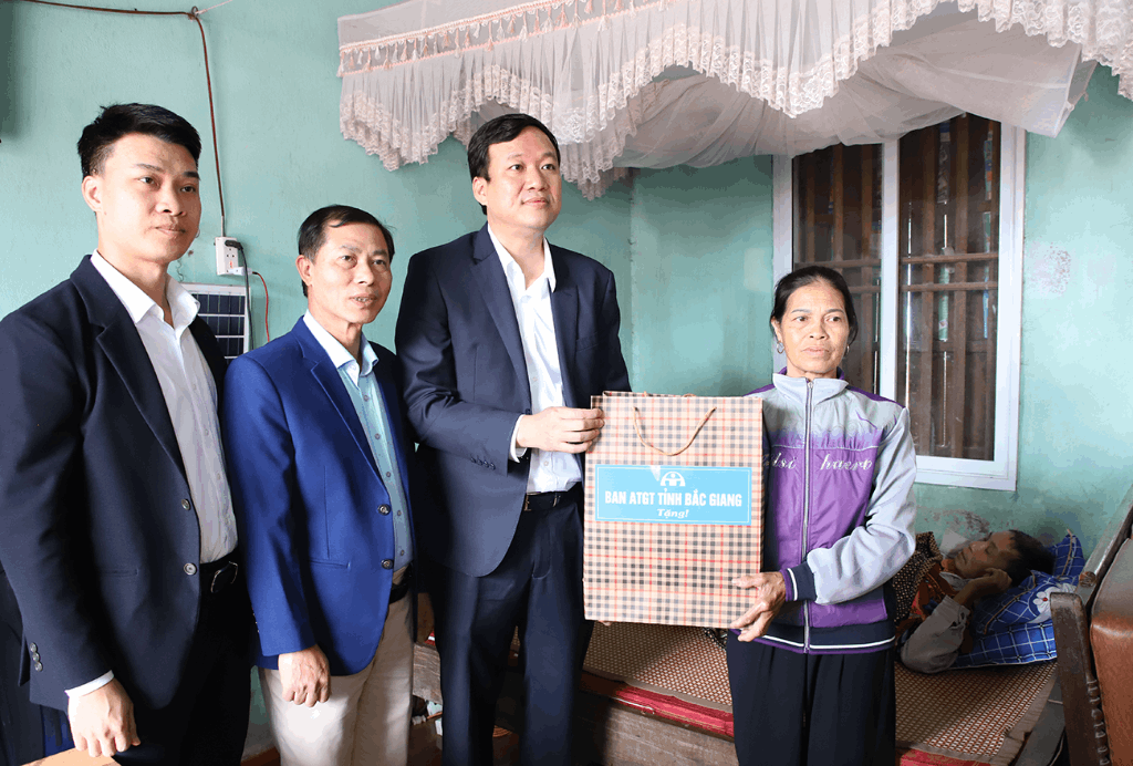 Phó Chủ tịch UBND tỉnh Lê Ô Pích thăm hỏi, động viên các gia đình nạn nhân tai nạn giao thông tại Việt Yên và Tân Yên