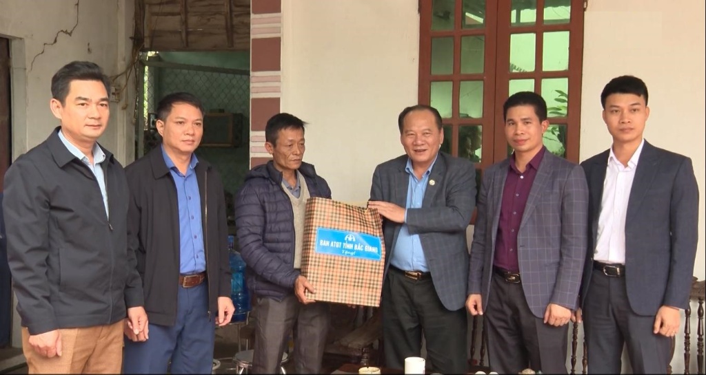 Chủ tịch Ủy ban MTTQ tỉnh Bắc Giang, thành viên Ban An toàn giao thông tỉnh đến thăm, tặng quà...