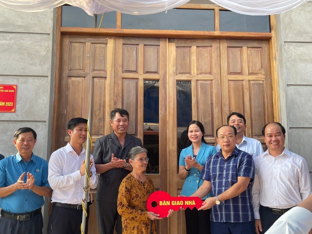 Cụm thi đua số 01 Uỷ ban MTTQ tỉnh trao nhà Đại đoàn kết  cho hộ cận nghèo xã Song Mai, thành phố...