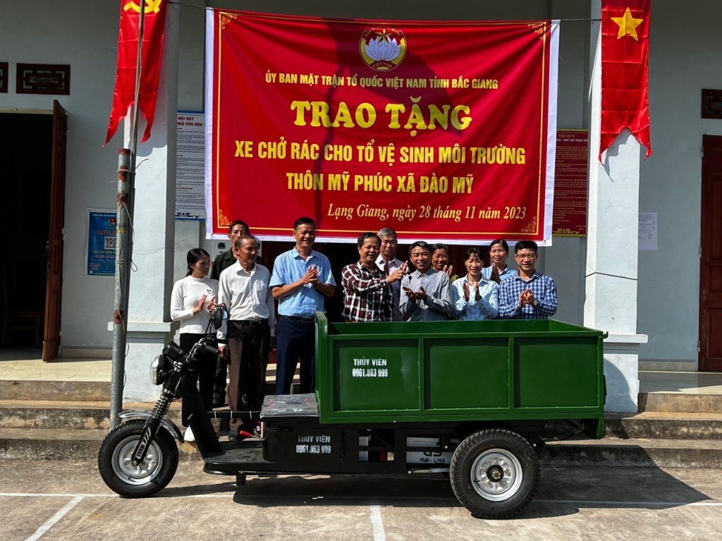 Uỷ ban MTTQ tỉnh trao tặng xe chở rác chuyên dụng  cho thôn Nông thôn mới kiểu mẫu
