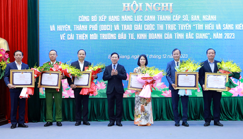 Bắc Giang công bố xếp hạng năng lực cạnh tranh cấp sở, ngành, huyện, thành phố và trao giải Cuộc thi Tìm hiểu và sáng kiến về cải thiện môi trường đầu tư, kinh doanh