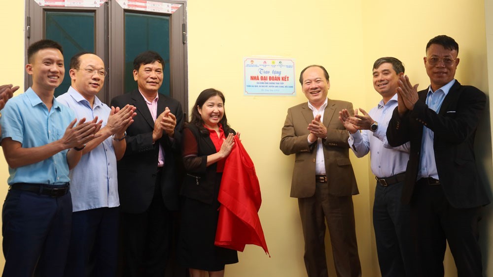 Ủy ban MTTQ tỉnh Bắc Giang trao kinh phí hỗ trợ xây nhà "Đại đoàn kết" cho hộ nghèo thôn Gai Bún,...