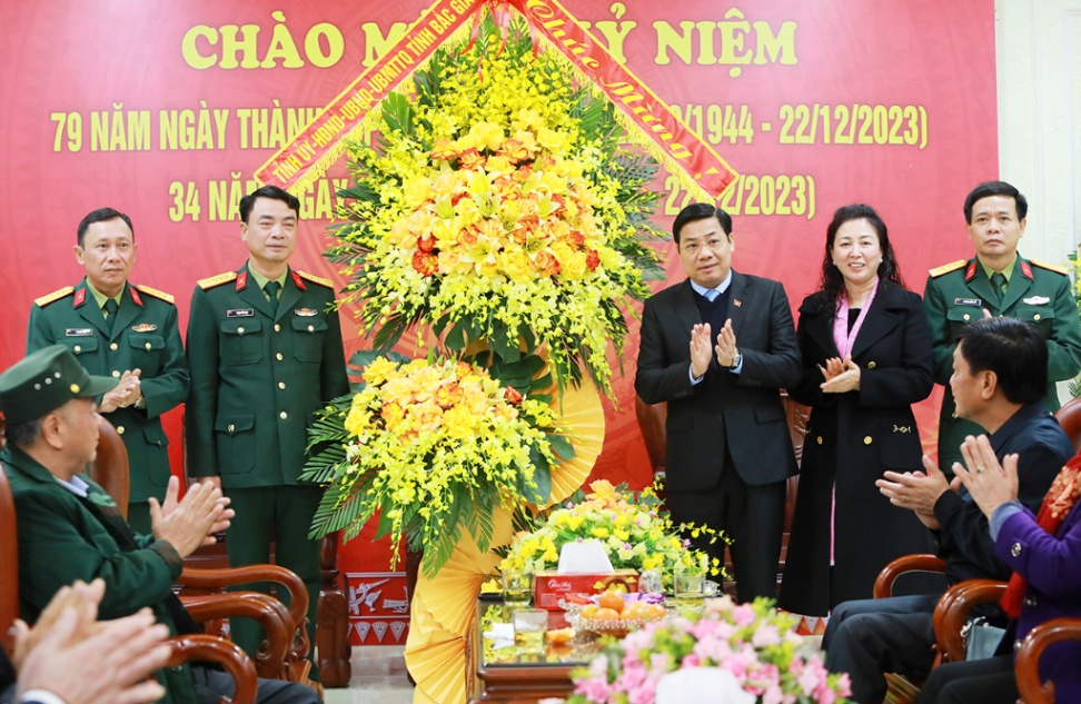 Lãnh đạo tỉnh Bắc Giang chúc mừng Bộ Chỉ huy Quân sự tỉnh nhân Ngày thành lập Quân đội Nhân dân Việt Nam