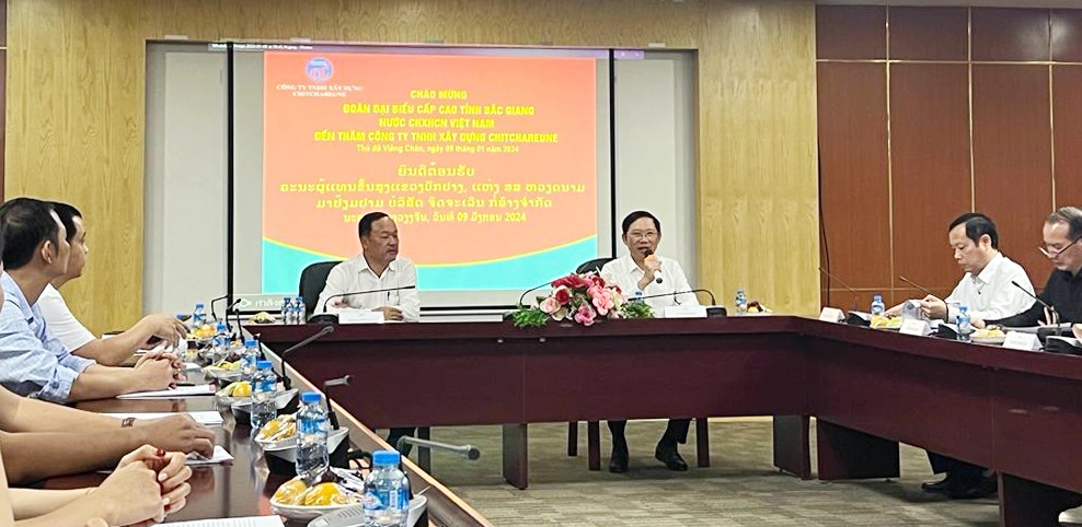 Chủ tịch UBND tỉnh Lê Ánh Dương thăm doanh nghiệp Việt Nam tại Lào