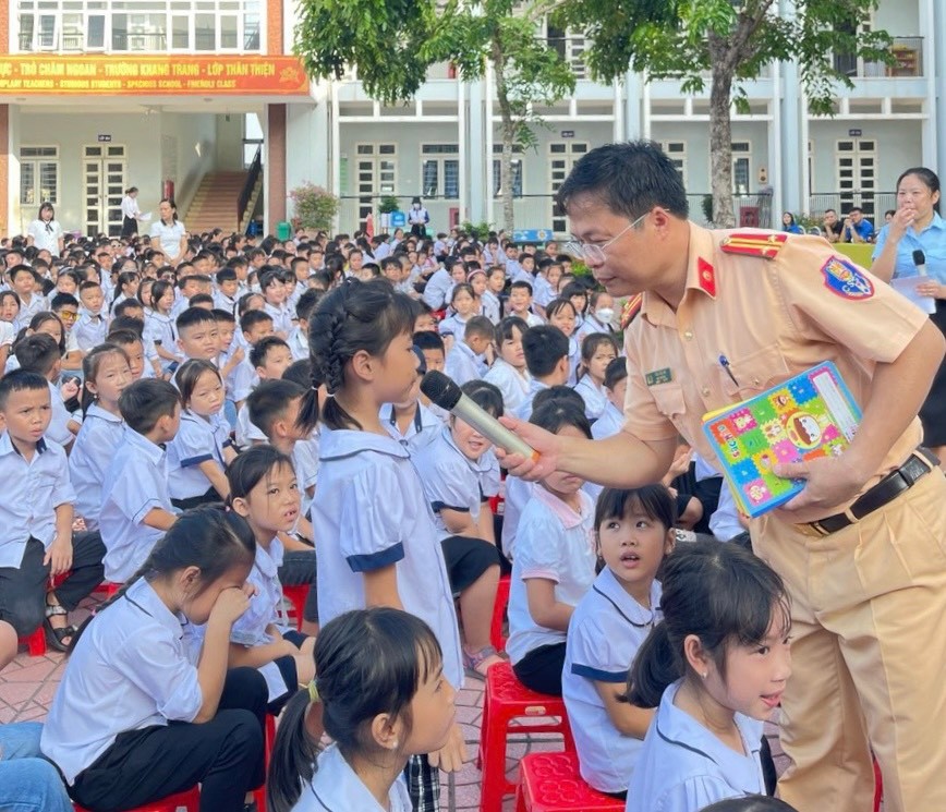 Bắc Giang tăng cường công tác bảo đảm trật tự an toàn giao thông cho lứa tuổi học sinh trong tình...