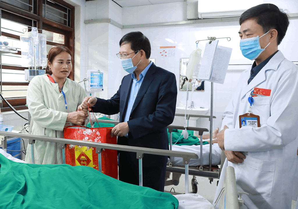 Chủ tịch UBND tỉnh Lê Ánh Dương thăm, chúc Tết Bệnh viện Đa khoa tỉnh và Phòng Cảnh sát Phòng cháy, chữa cháy và cứu nạn, cứu hộ