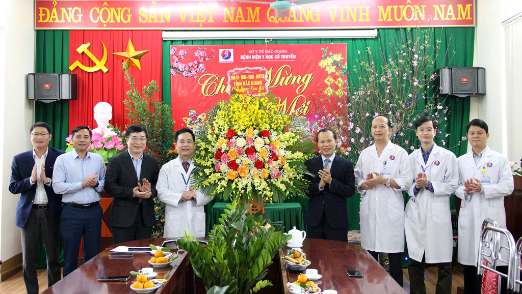 Phó Chủ tịch Thường trực UBND tỉnh Mai Sơn thăm, chúc Tết Bệnh viện Y học cổ truyền tỉnh