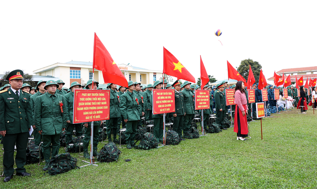 Các đồng chí lãnh đạo tỉnh Bắc Giang dự lễ giao nhận quân năm 2024