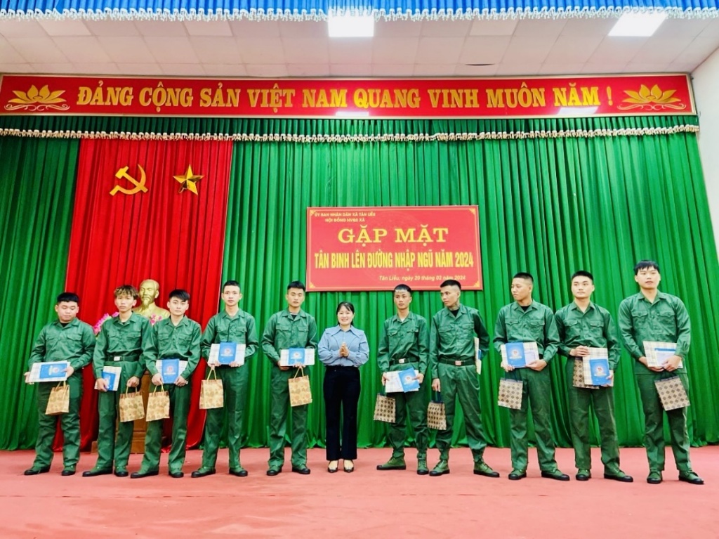 Các cấp Hội Phụ nữ huyện Yên Dũng tặng quà, động viên tân binh lên đường nhập ngũ năm 2024