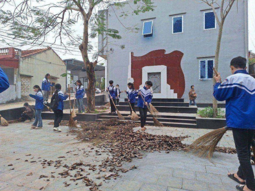 Hội đồng Đội thị trấn phối hợp cùng Liên đội trường THCS thị trấn Nhã Nam tổ chức dọn vệ sinh tại...