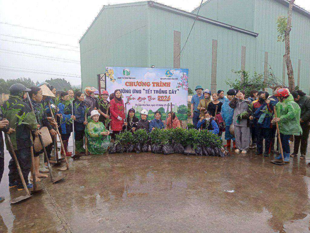 Hội LHPN thị trấn Nhã Nam hưởng ứng Tết trồng cây