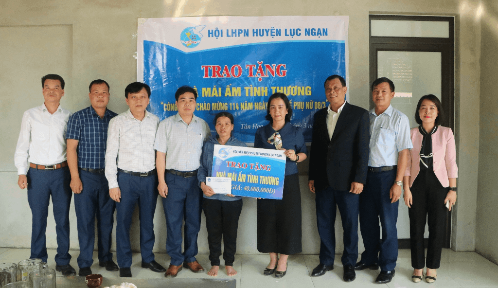 Hội LHPN huyện Lục Ngạn trao nhà “Mái ấm tình thương” cho hội viên  phụ nữ xã Tân Hoa