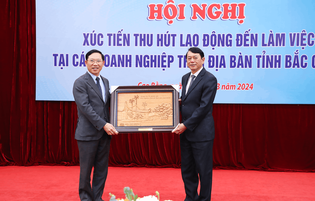 Chairman of the Provincial People's Committee Le Anh Duong works with Cao Bang province on...|https://www.bacgiang.gov.vn/web/chuyen-trang-english/detailed-news/-/asset_publisher/MVQI5B2YMPsk/content/chairman-of-the-provincial-people-s-committee-le-anh-duong-works-with-cao-bang-province-on-promoting-labor-attraction-to-work-in-bac-giang-province