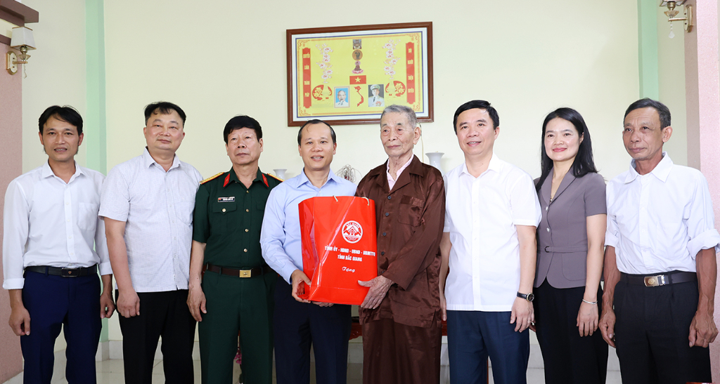 Phó Chủ tịch Thường trực UBND tỉnh Mai Sơn thăm, tặng quà CCB, cựu TNXP tham gia chiến dịch Điện...